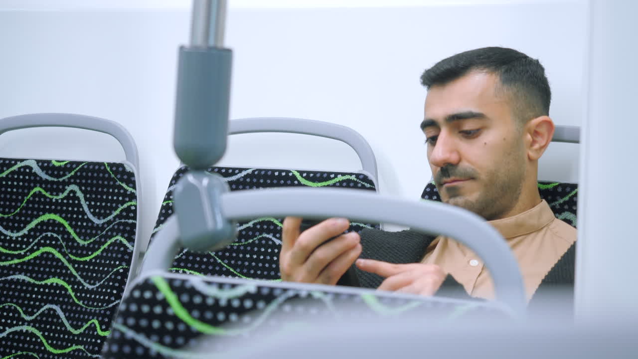 hombre usando el teléfono en un autobús