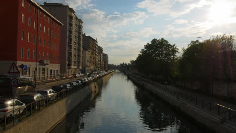 área de navigli con hermosa iluminación durante la hora dorada