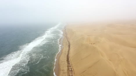 Sobrevuelo-De-La-Playa-Al-Borde-Del-Desierto-De-Namib-En-Namibia