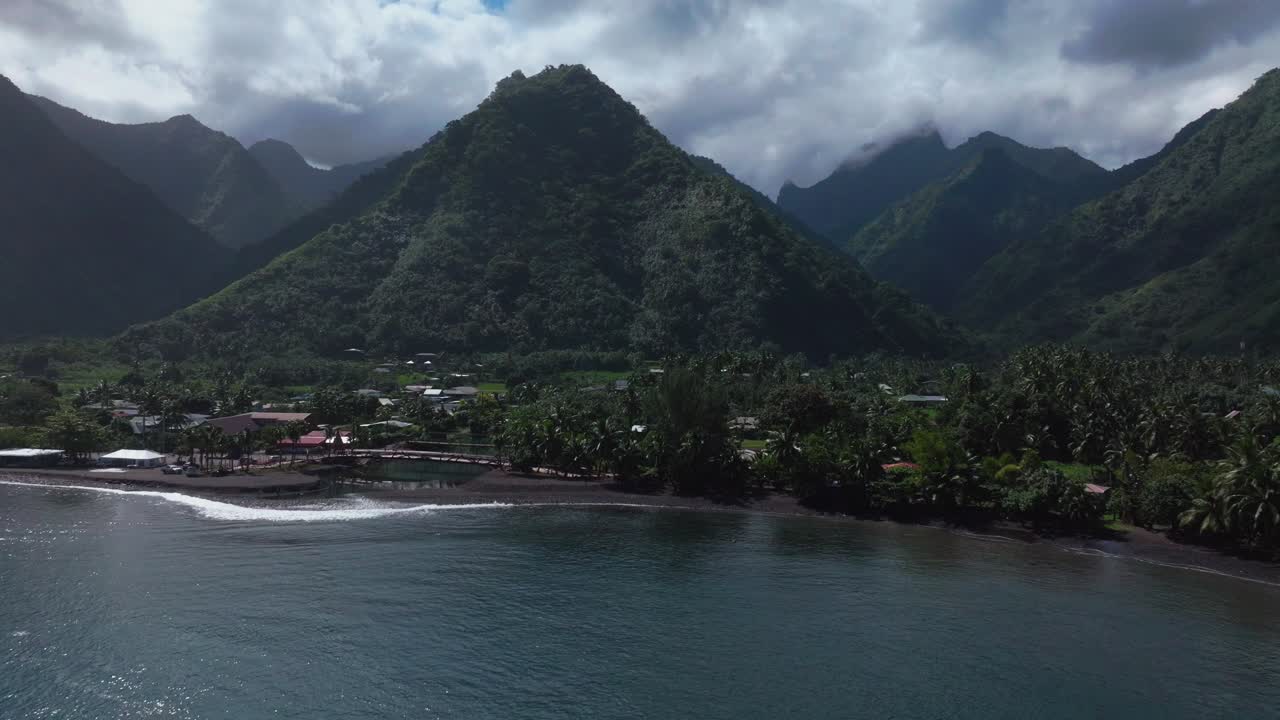 puente peatonal para los juegos olímpicos de verano de parís 2024 teahupoo tahití polinesia francesa drone aéreo mañanas nubladas soleadas picos de valle de montaña punto faremahora costa playa hacia abajo