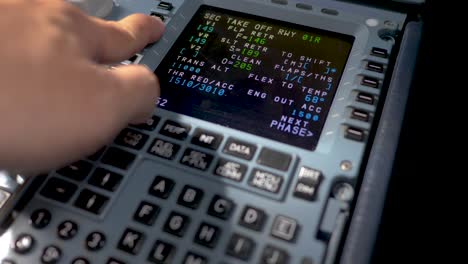 die hand des piloten gibt einige flugparameter des airbus a319 a320 a321 ein und bereitet den flug am boden vor