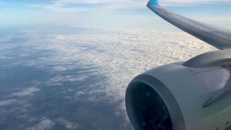 Hermoso-Dosel-De-Nubes-Blancas-En-El-Cielo-Azul-Brillante-Vista-Desde-El-Avión-De-La-Ventana