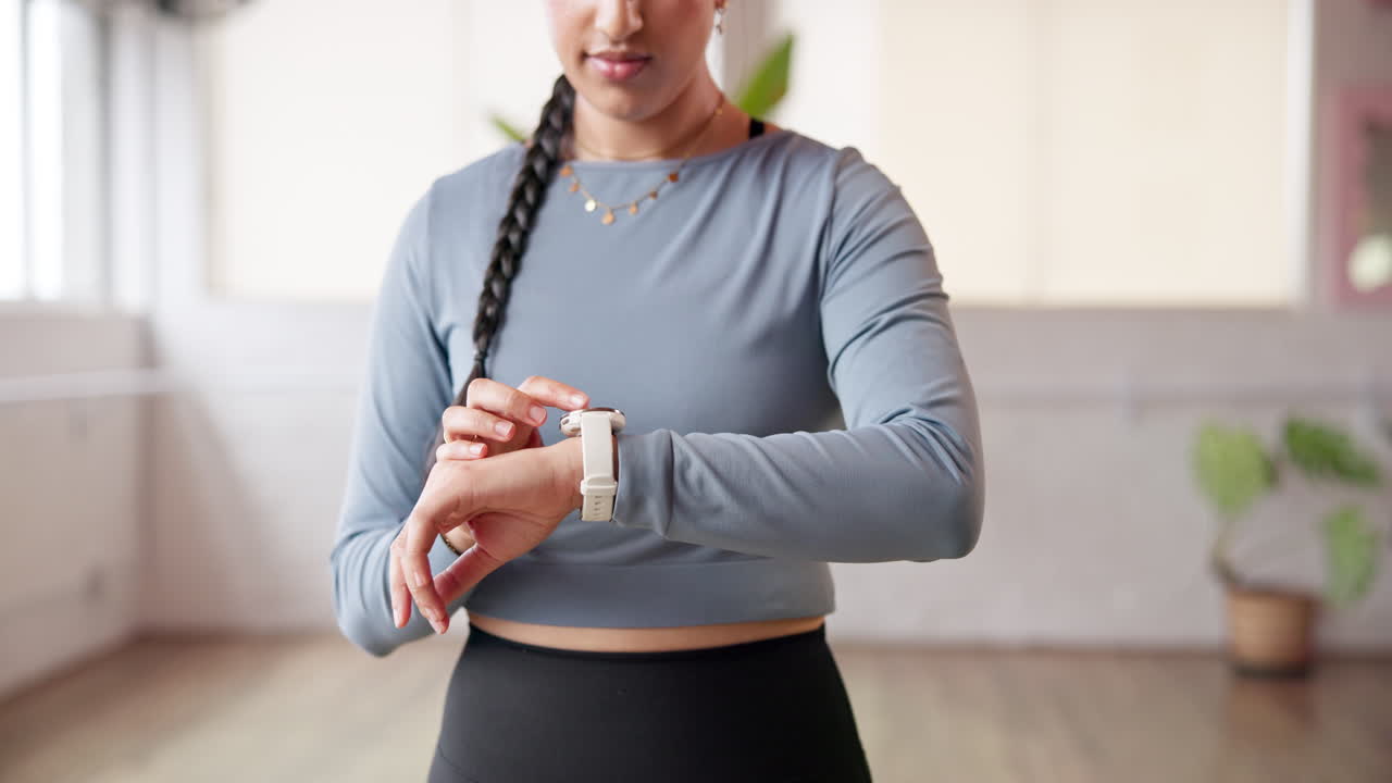 Donna che utilizza uno smartwatch per il monitoraggio della forma fisica