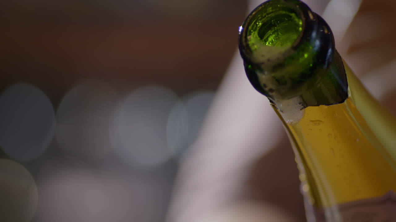 Tappo di champagne che salta fuori dalla bottiglia.
