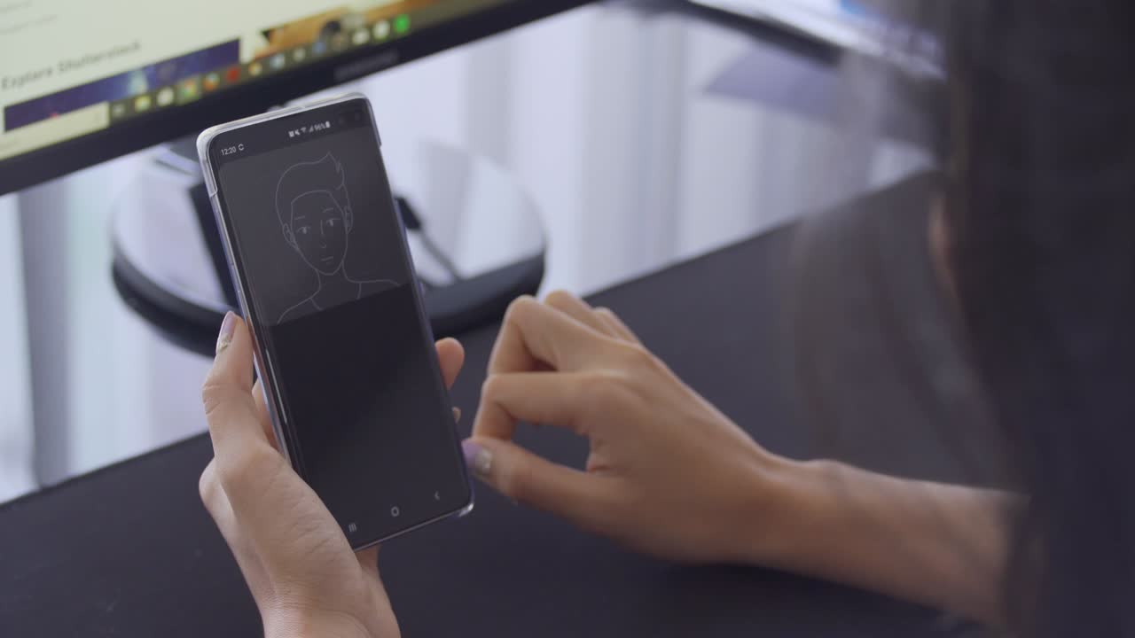 여성이 얼굴 인식을 통해 스마트폰 잠금을 해제합니다.