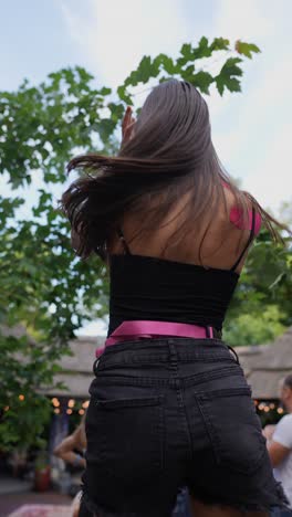 mujer bailando en un festival de verano