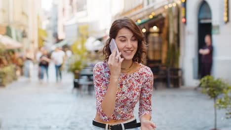 mujer feliz sorprendida involucrada en una conversación agradable llamada telefónica buenas noticias disfrutando de hablar chismes