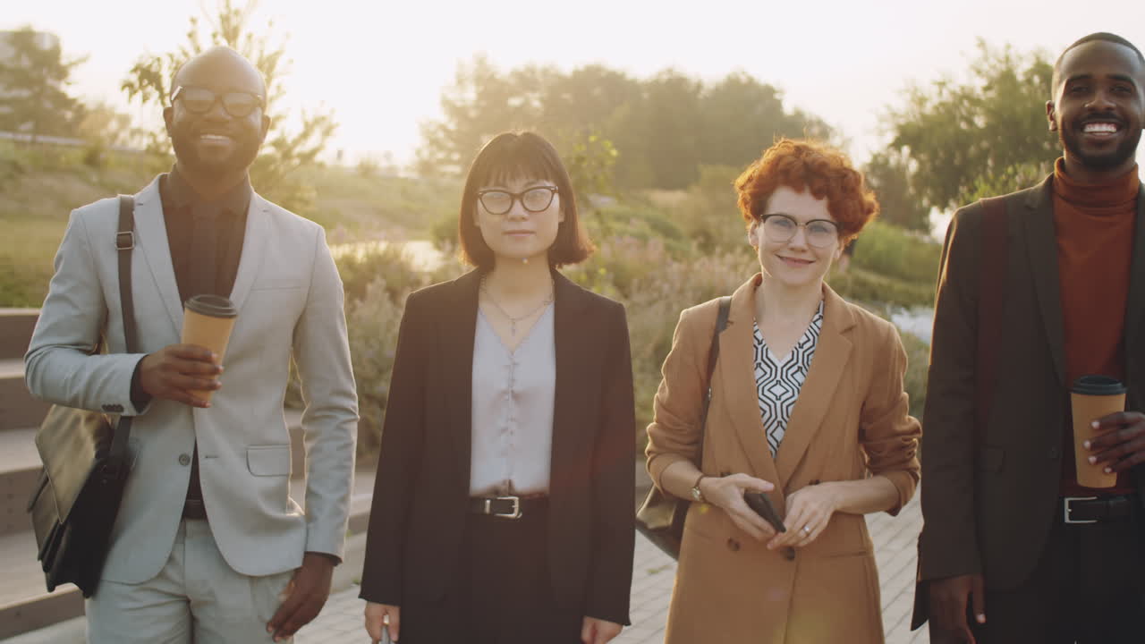 야외 에서 즐거운 다민족 사업가 들 의 그룹 초상화