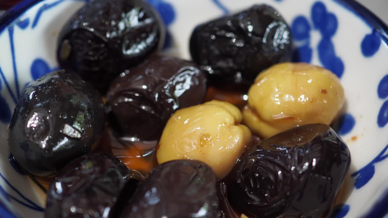 aceitunas mezcladas en un cuenco pequeño