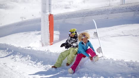 Young-couple-getting-ready-to-go-snowboarding