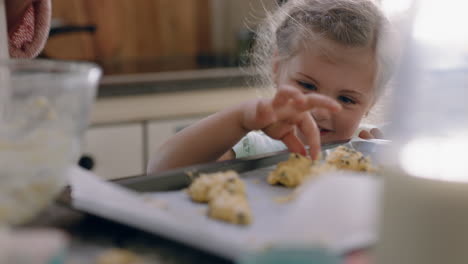 Kleines-Mädchen-Hilft-Mutter-Beim-Backen-In-Der-Küche,-Legt-Keksteig-Auf-Ein-Tablett-Und-Bereitet-Zu-Hause-Ein-Hausgemachtes-Rezept-Zu,-Während-Mutter-Am-Wochenende-Ihre-Tochter-Unterrichtet