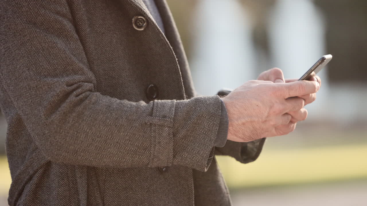 Virksomhedsejer kommunikerer i telefonen