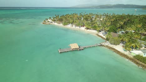 Absteigende-Luftaufnahme-Des-Pigeon-Point-Heritage-Park-Auf-Der-Karibischen-Insel-Tobago