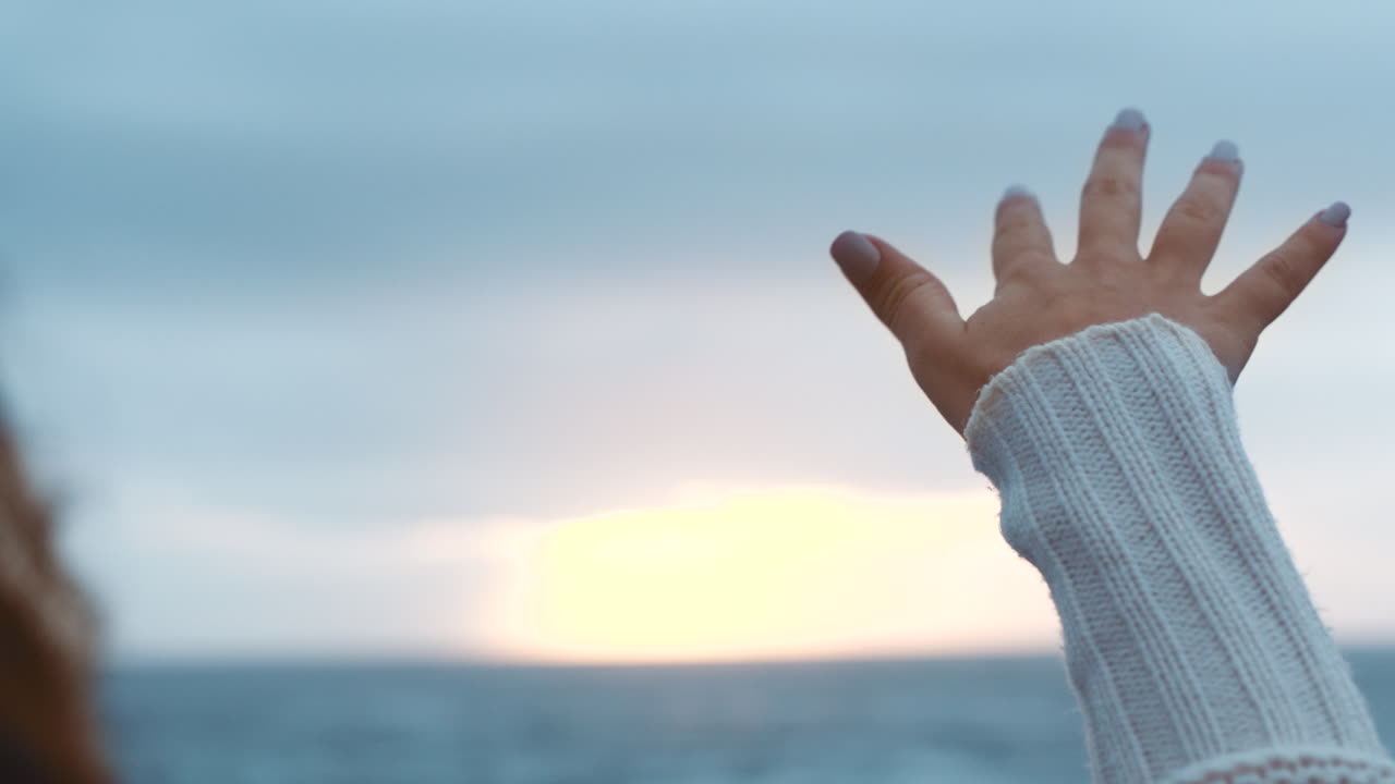 여성의 손으로 자유와 자연을