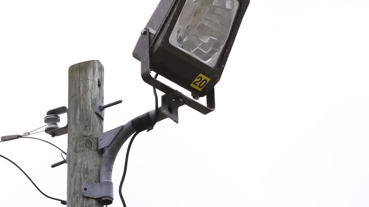 primer plano de una estructura de distribución eléctrica de madera equipada con una luz de inundación y aisladores en frankfort kentucky ku