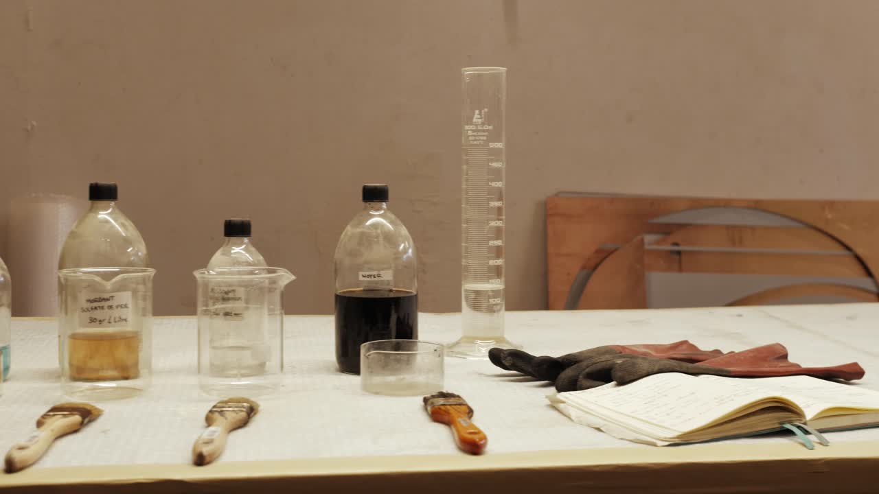 путешествуя на колбах, заполненных различной жидкостью