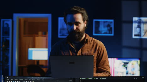 retrato de un desarrollador sonriente escribiendo complejos scripts de código binario en una computadora portátil