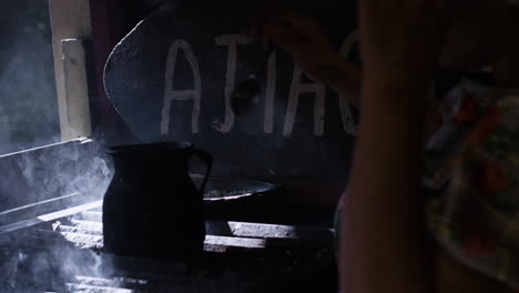 mujer trabajando en una cocina