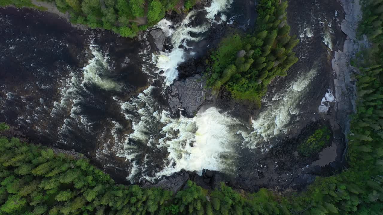 la cascada de ristafallet en la parte occidental de jamtland está catalogada como una de las cascadas más hermosas de suecia.