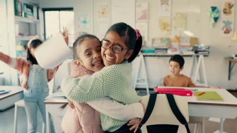 Aufgeregt,-Umarmung-Und-Kinder-In-Einem-Klassenzimmer