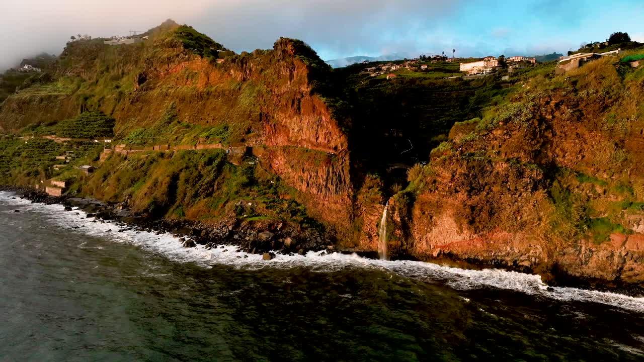 해안 폭포, madiera, 포르투갈에서 공중 일몰