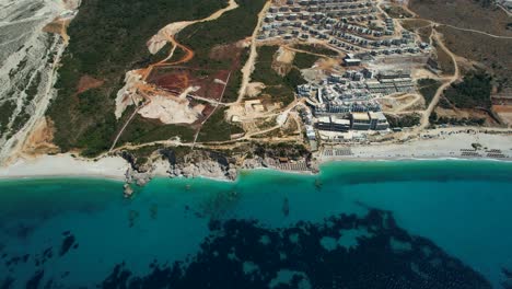 En-La-Hermosa-Costa-Jónica-Se-Están-Construyendo-Complejos-Turísticos-De-Lujo-Para-Las-Vacaciones-De-Verano,-Lo-Que-Amenaza-El-Medio-Ambiente-Y-La-Naturaleza-De-Albania.