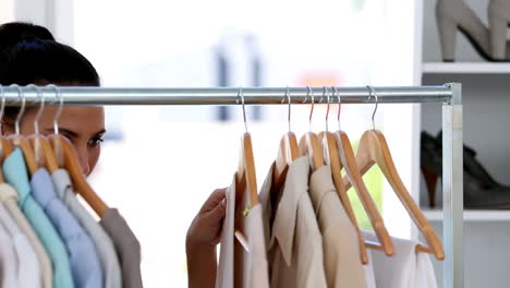 hermosa mujer recogiendo ropa en una barandilla de ropa