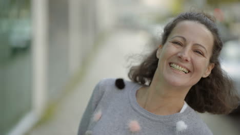 sonriente morena de mediana edad mirando a la cámara