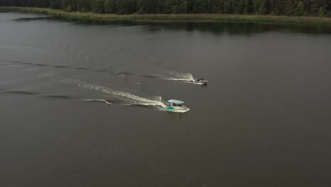 Drohnenaufnahme-Von-Surfergirl-Auf-Longboard-Hinter-Boot