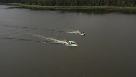 tiro de drone de surfergirl en longboard detrás del barco