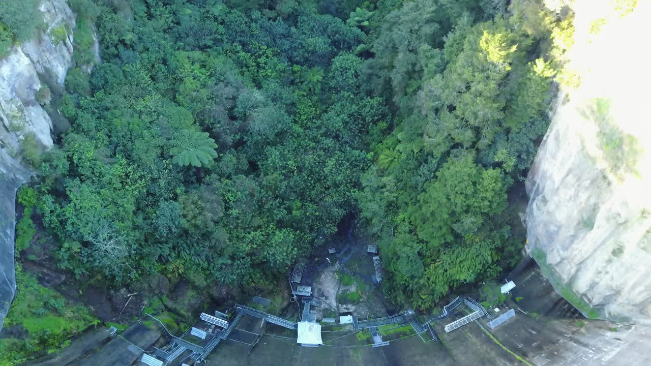 댐 바닥에 있는 숲을 향해 이동하는 댐의 공중탄