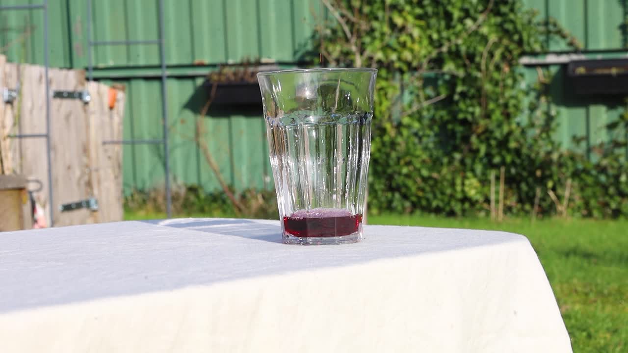 Video vertiendo sirope en un vaso (para limonada).