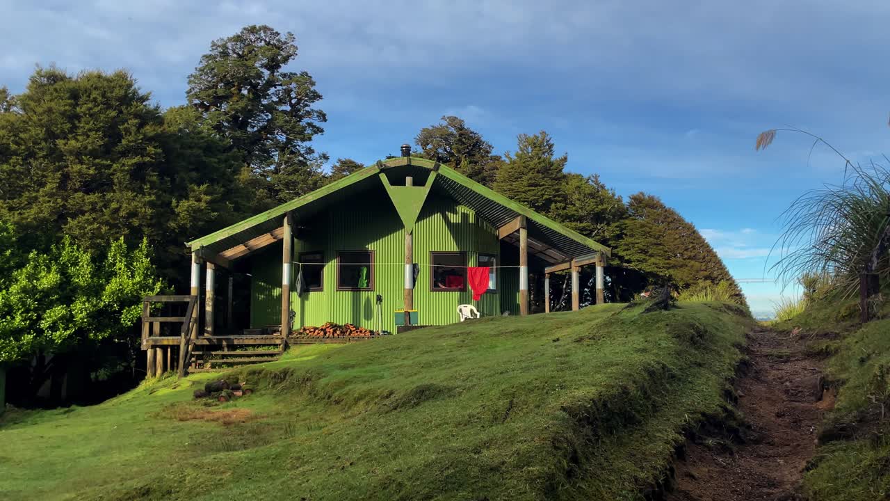 el sendero que conduce a la cabaña de panekire en la colina de hierba, el lago waikaremoana, nueva zelanda