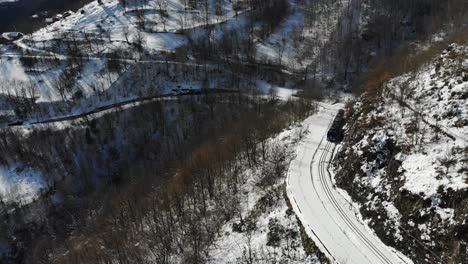 antena: tren corto de montaña que desciende entre montañas nevadas