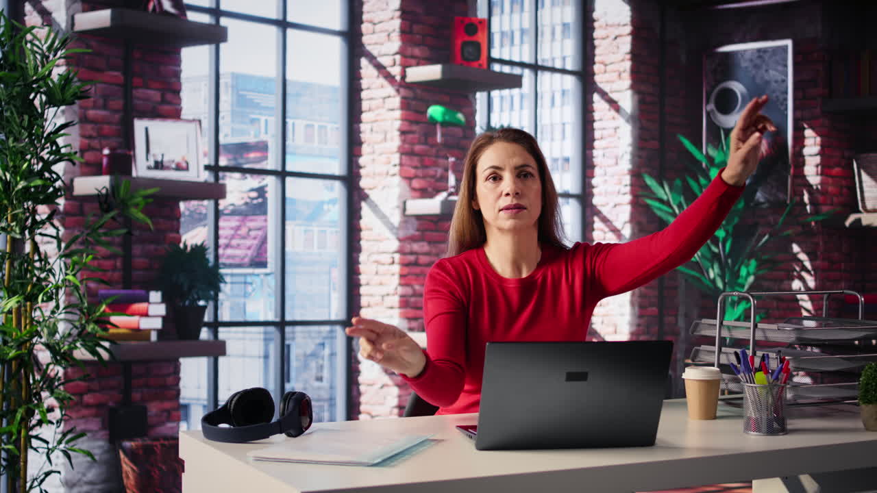 mujer trabajando en una computadora portátil en una oficina moderna