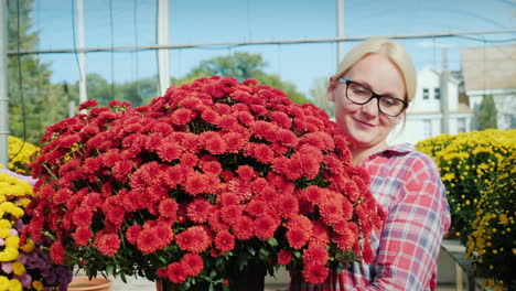 florista llevando cubo de flores