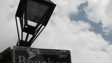 Disparo-De-Lapso-De-Tiempo-De-Bourbon-Street-Sign-En-Nueva-Orleans,-Luisiana