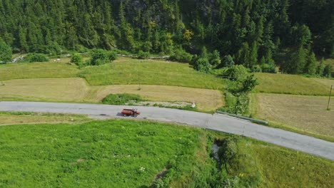 Traktor-Mit-Anhänger,-Gefolgt-Von-Einer-Person-Auf-Einem-Motorrad