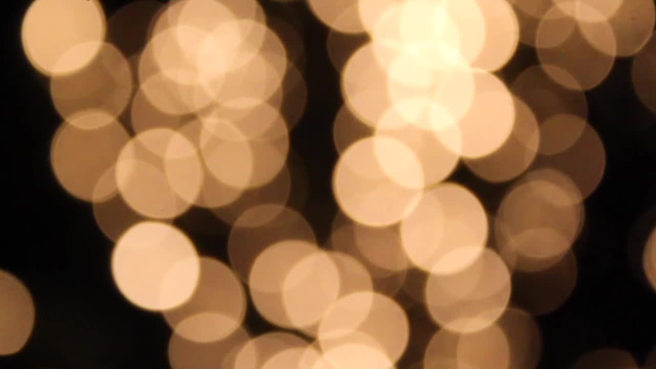 fuera de foco luces amarillas de bokeh provenientes de un árbol de navidad