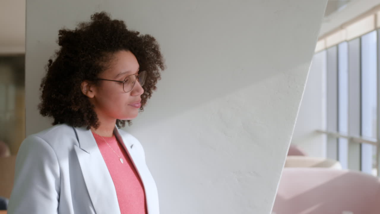Una mujer en un café.