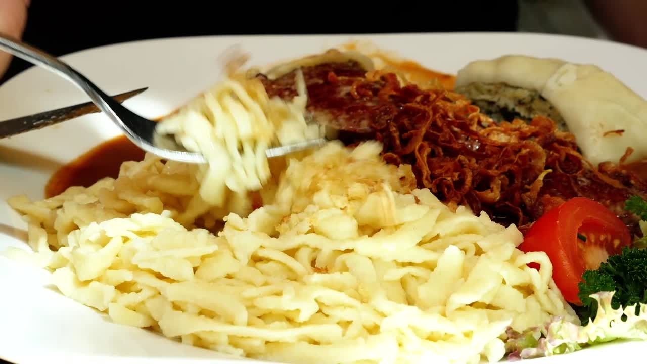 접시에 담긴 슈페츨레와 몰타셴은 포크로 먹습니다