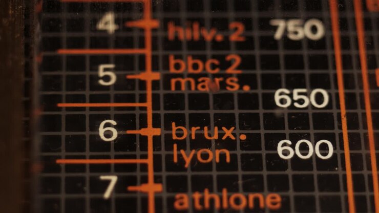Primo piano della ghiera di una radio d'epoca con il testo della stazione BBC2 Mars e Brux Lyon a fuoco