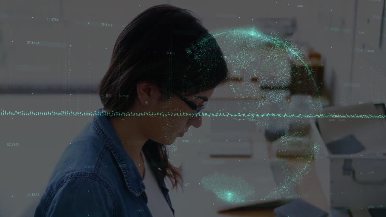 animación de gráficos y globo sobre mujer biracial trabajando en una computadora portátil
