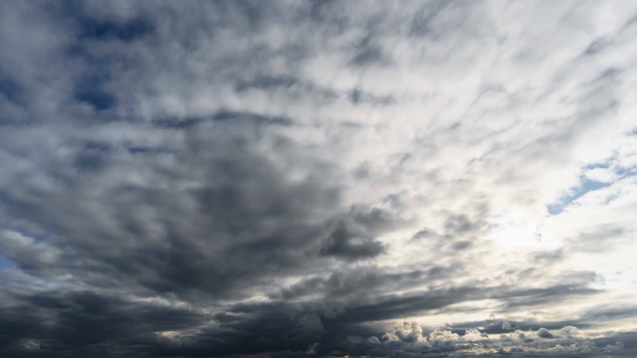 폭풍우와 함께 아름다운 어두운 극적인 하늘 비가 오기 전에 시간 경과
