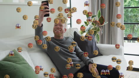 animación de iconos de los medios sobre un hombre albino afroamericano que usa un teléfono inteligente en casa