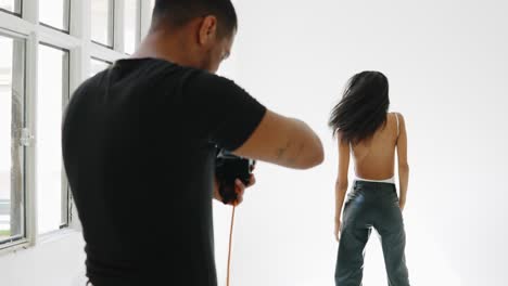 sesión de fotos de moda en un estudio