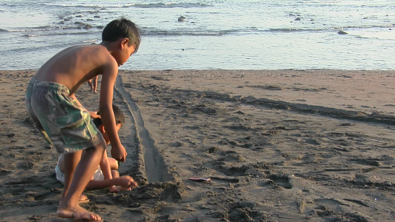 дети катят крышки от бутылок по узкой дорожке