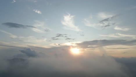 Sonnenuntergang-Durch-Die-Wolken