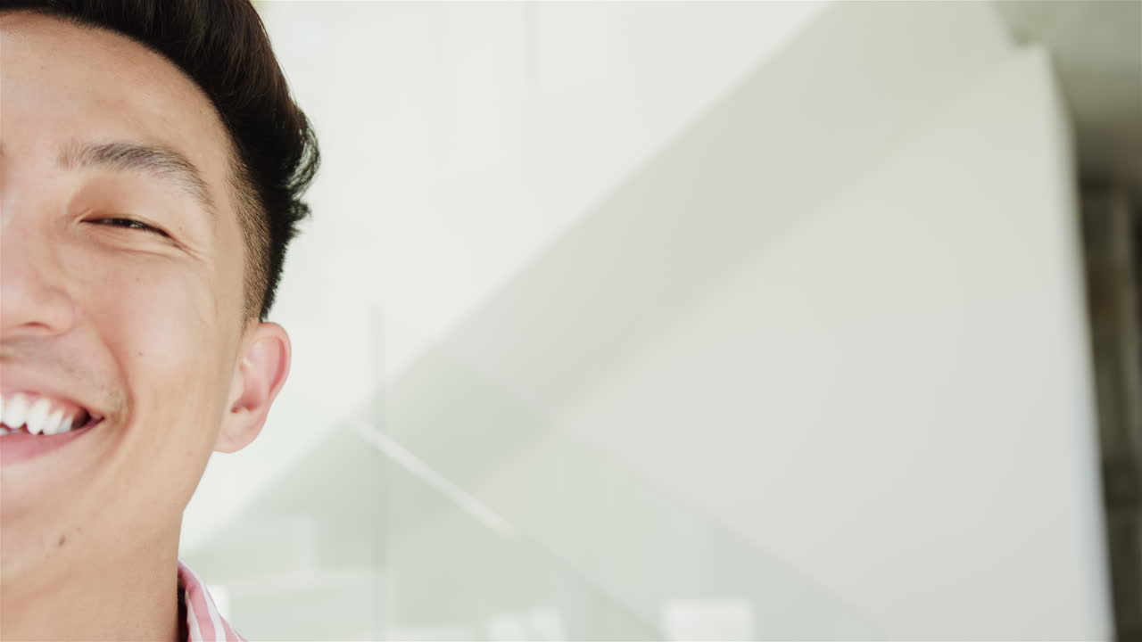 집에서 미소 짓는 젊은 아시아 남자의 클로즈업, 복사 공간