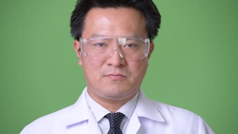 보호 안경을 쓴 성숙한 일본인 남자 의사